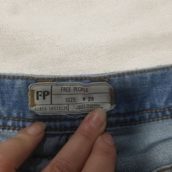 Free People Ripped Cropped Jeans Sz 28 Mid Rise Skinny Stretch Grunge Casual - Picture 7 of 9